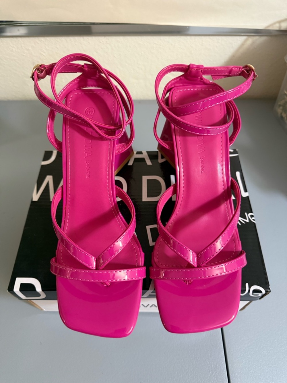 New Women’s Sandals Size 5.5 Wild Diva kitsa Block Heel Neon Pink Strappy Sandal
